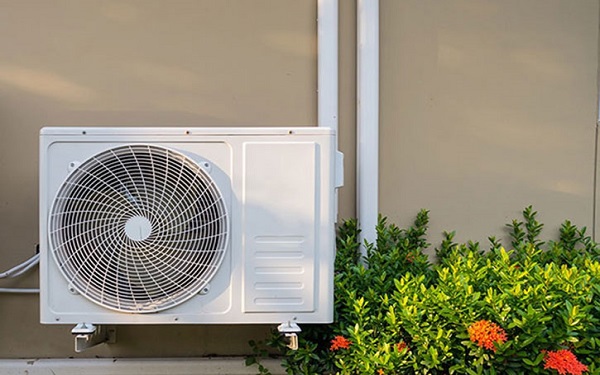 Vệ sinh cục nóng thường xuyên để hạn chế các tình trạng tắc nghẽn, lỗi không hoạt động
