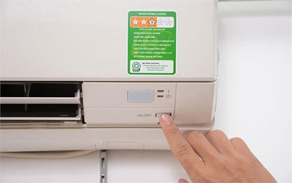 Bạn có thể bật máy lạnh bằng nút ON/OFF trên thiết bị